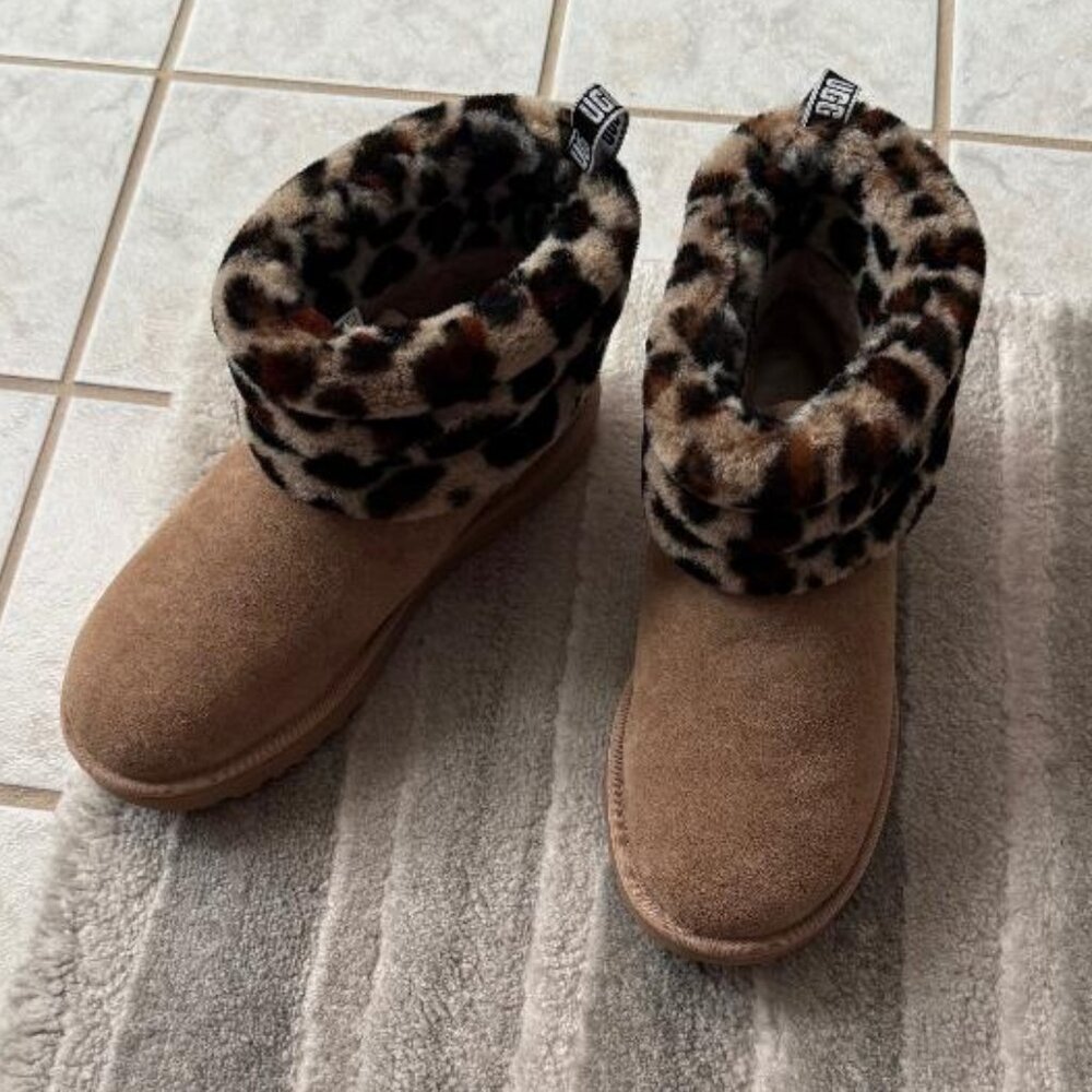 UGG size 9 women's Fluff Mini Quilted Leopard